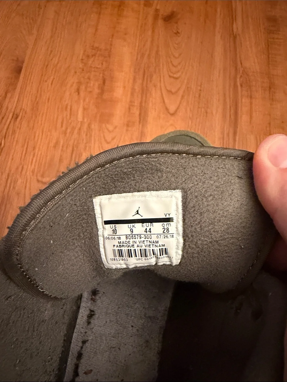 Air Jordan 1 Retro Mid 'Olive Canvas', size 10, with flaws